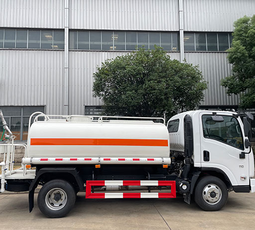 China_new_dongfeng_5000L_water_sprinkler_truck-3