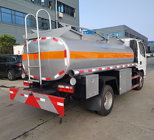 Dongfeng_5000l_small_fuel_tanker_truck-2