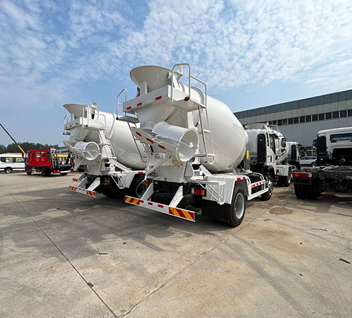 HOWO_6_m³_concrete_tank_truck-3