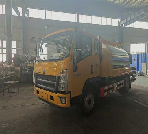 HOWO_8cbm_bitument_distributor_truck-1