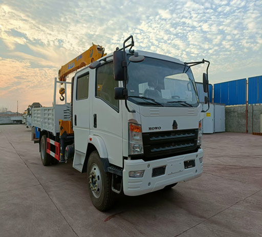 Howo_crew_cab_xcmg_5ton_truck_mounted_crane-1