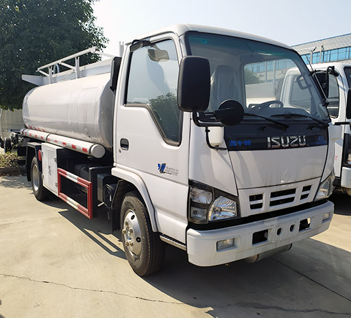 Isuzu_5000L_small_fuel_tanker_truck-1