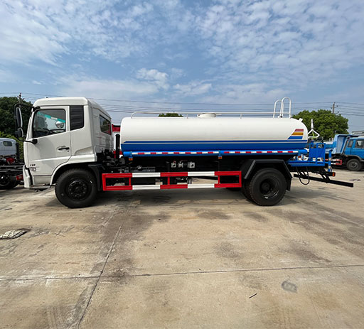 dongfeng_12000L_water_sprinkler_truck-1