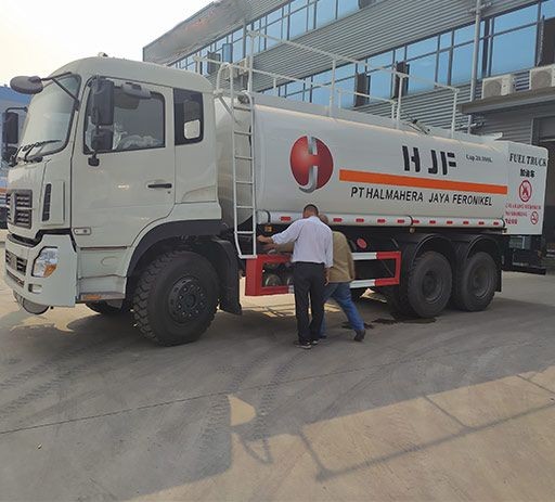 dongfeng_64_20ton_loading_capacity_oil_tank_truck-1