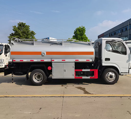 euro2_diesel_engine_dongfeng_5000L_oil_tank_truck-2