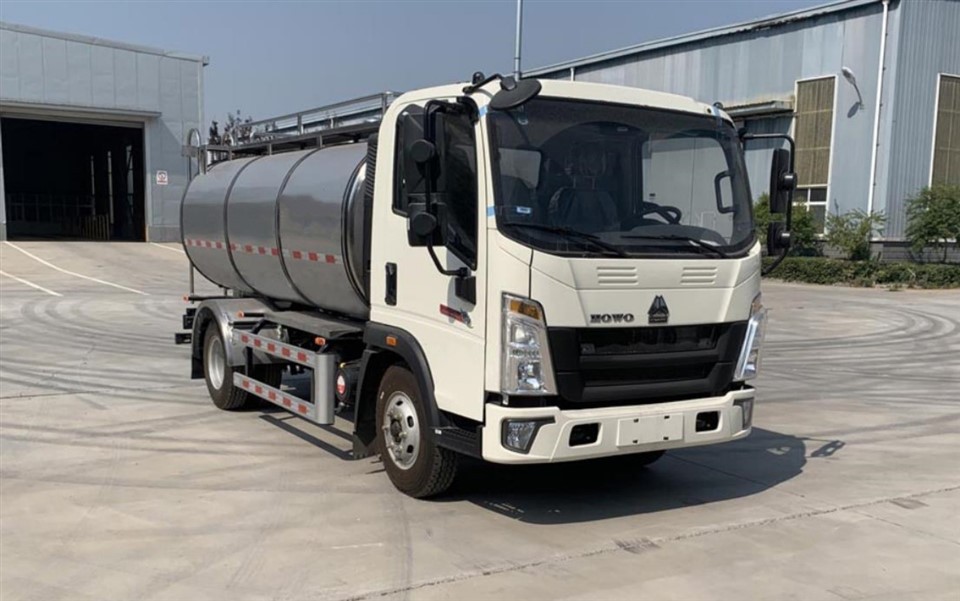 howo-lhd-5000-liters-milk-truckd0fc6