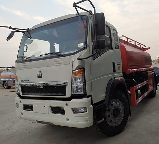 new_HOWO_12000L__oil_tank_truck-1