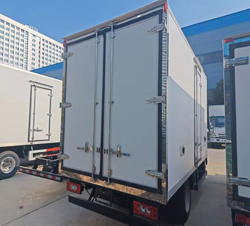 small_foton_3-5ton_refrigerated_truck_with_diesel_engine-2